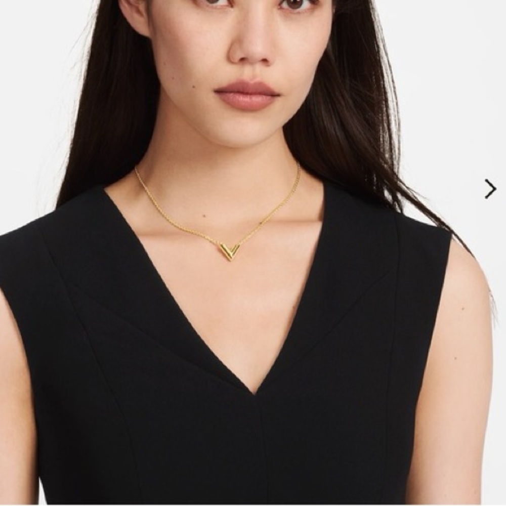 Authentic Louis Vuitton Necklace Essential V Pendant Gold Metal